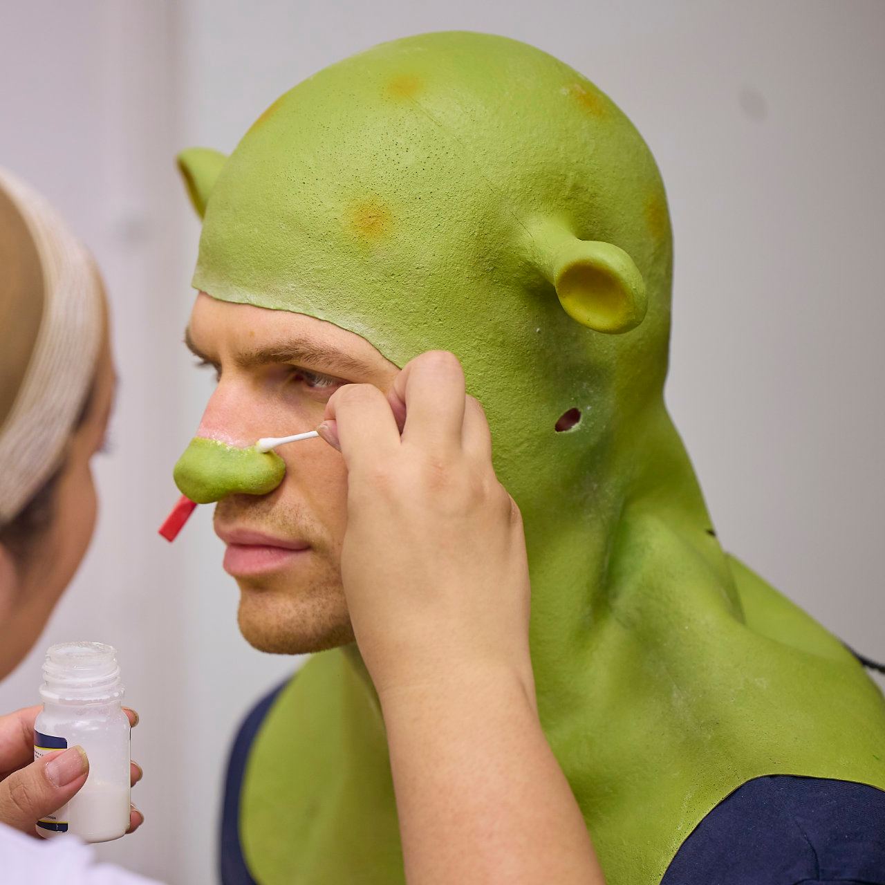 Hinter den Kulissen: In der Maske